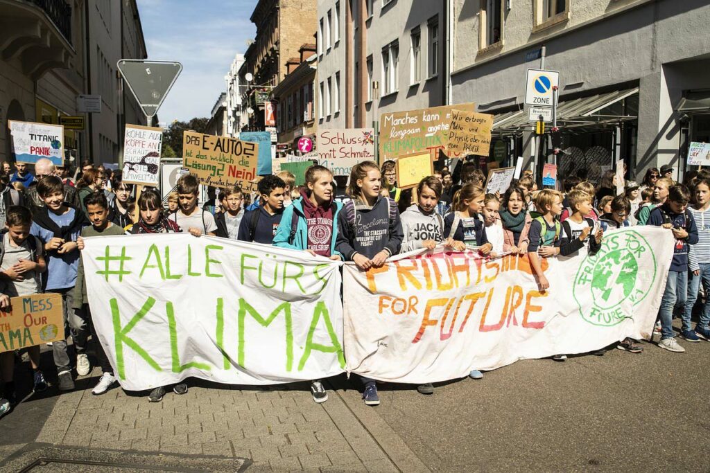 Jungen Menschen demonstrieren für eine klimafreundliche und lebenswerte Zukunft