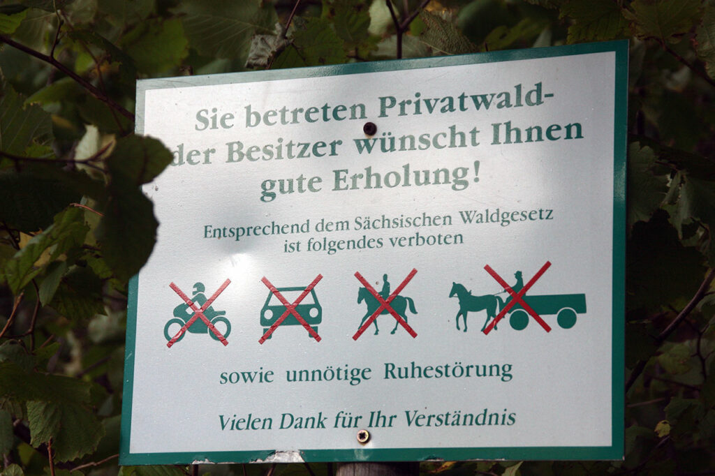 Ein Schild mit dem Hinweis, dass ein Privatwald betreten wird