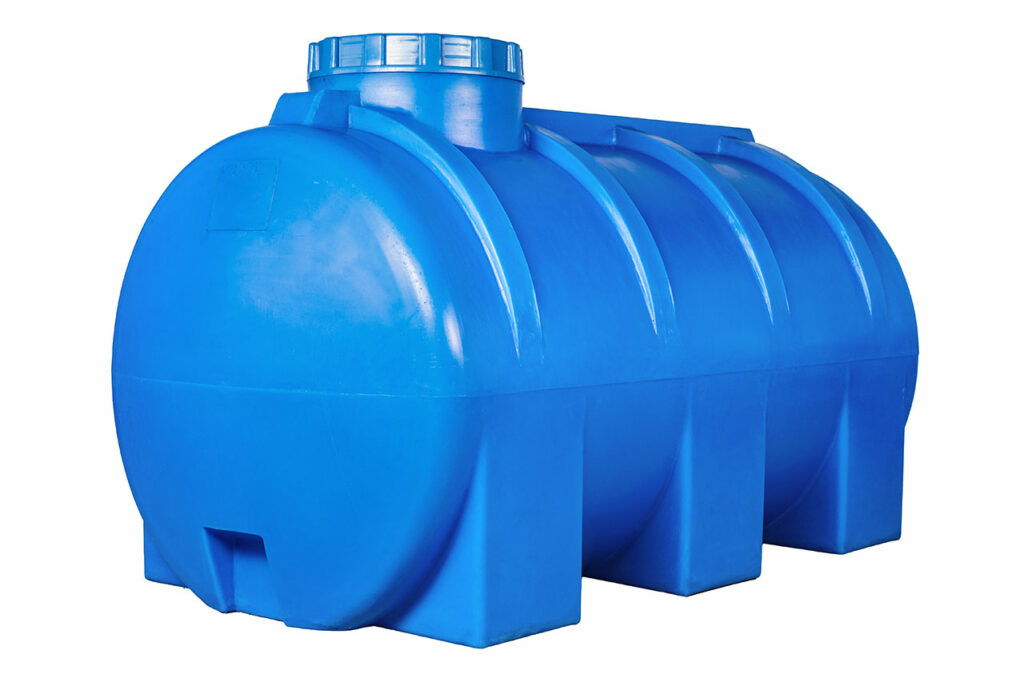 Ein großer blauer Wassertank aus Kunststoff für den Profi